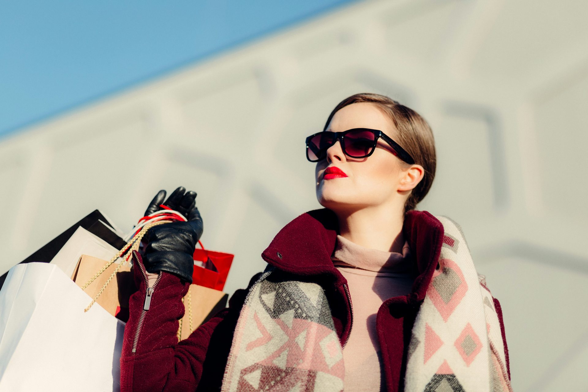 We're loving this chic sustainable look! A cosy geometric print wrap, burgundy jacket, and statement sunnies create effortless eco-glamour. Our favourite styling trick? Pairing bold accessories with neutral tones. Discover more sustainable style secrets and our complete shopping guide on the blog!