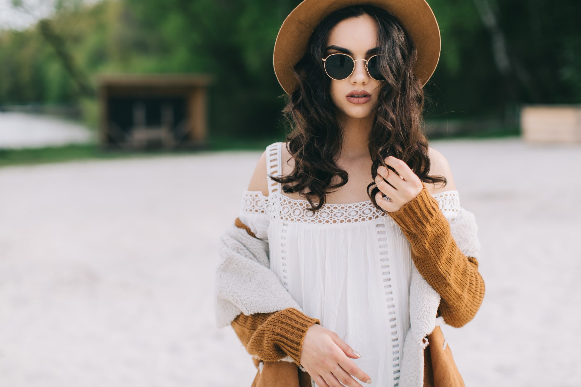 Discover how to nail the #Effortless #Boho look with chic outfits! Mix flowy maxi dresses with bold accessories for a modern twist. Layer textures and patterns for unique vibes. Elevate your wardrobe with these must-have pieces! #Chic #Modern #Bohemian