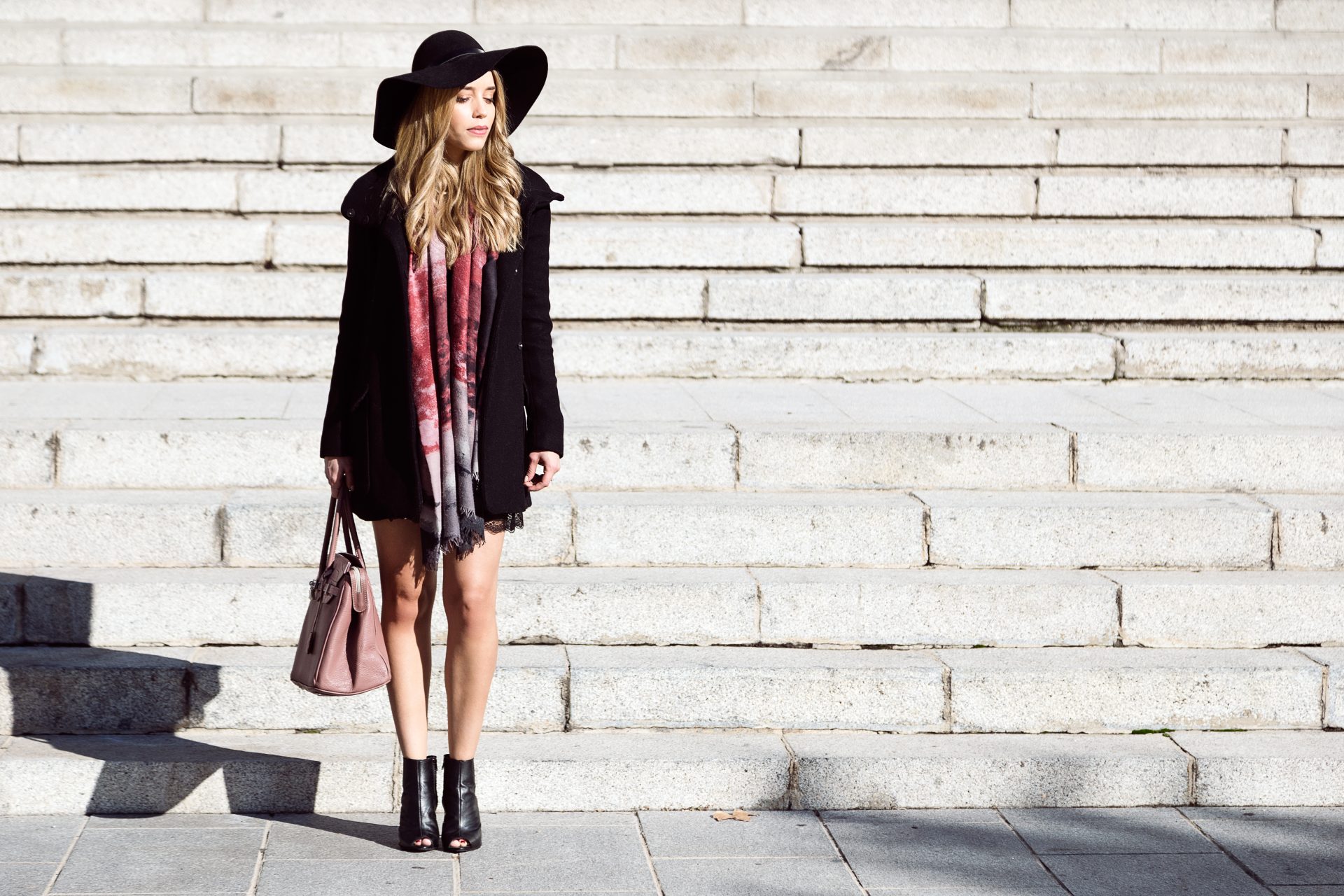We're loving this effortlessly chic boho look! A wide-brim hat, flowy dress, and ankle boots create the perfect balance. Our favourite styling trick? Layering a cosy black coat for a touch of London edge. Fancy more insider tips on nailing boho chic? Pop over to the blog for our complete guide!