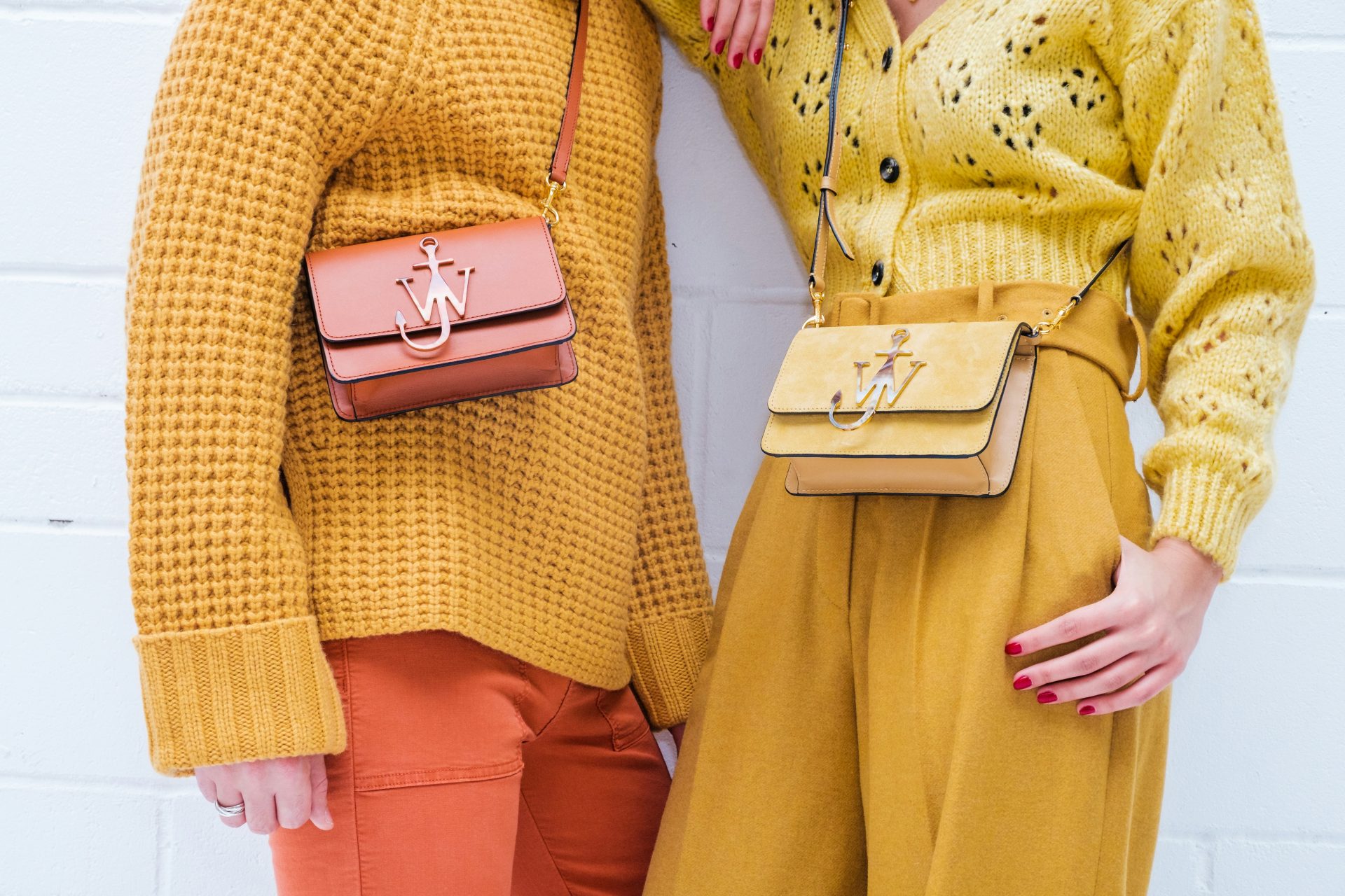We're loving this monochrome mustard moment! Our favourite way to style it? Mix textures like chunky knits with floaty skirts. We've discovered the perfect accessories to elevate the look - those matching crossbody bags are a game-changer! Fancy more insider tips on nailing London street style? Pop over to the blog for our complete guide! #Style #Londons #Favourite #Street #Monochrome #Mustard #Our #How #PinterestTips #PinterestInspiration