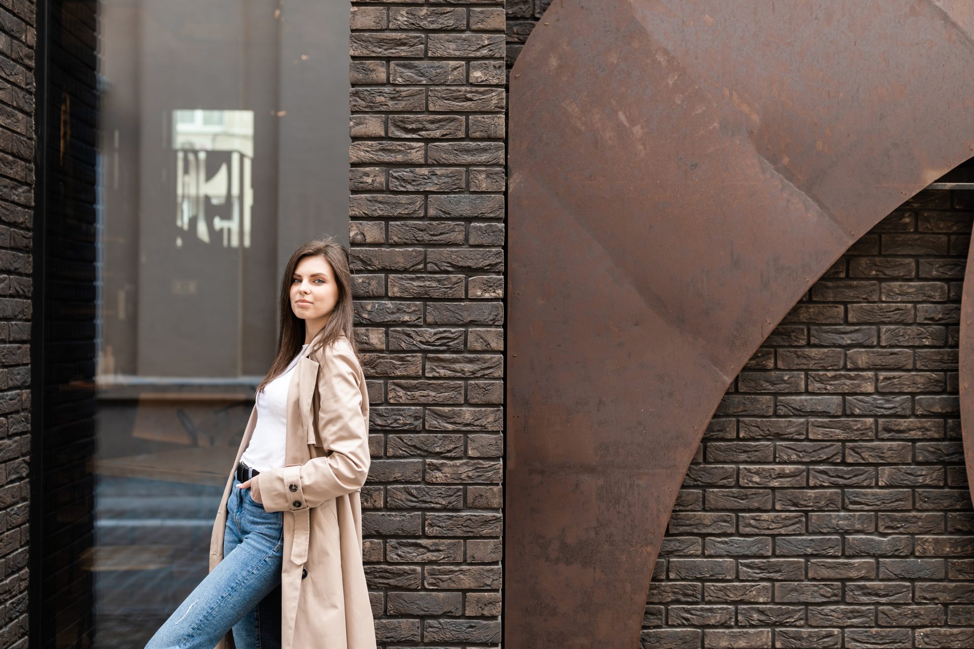 We're loving this effortlessly chic London look! A classic beige trench coat paired with light wash jeans and a crisp white top creates the perfect balance of casual and polished. Our favourite styling trick? The belt detail adds structure. Discover more insider tips on nailing this coveted London street style on our blog. You won't want to miss our complete guide!