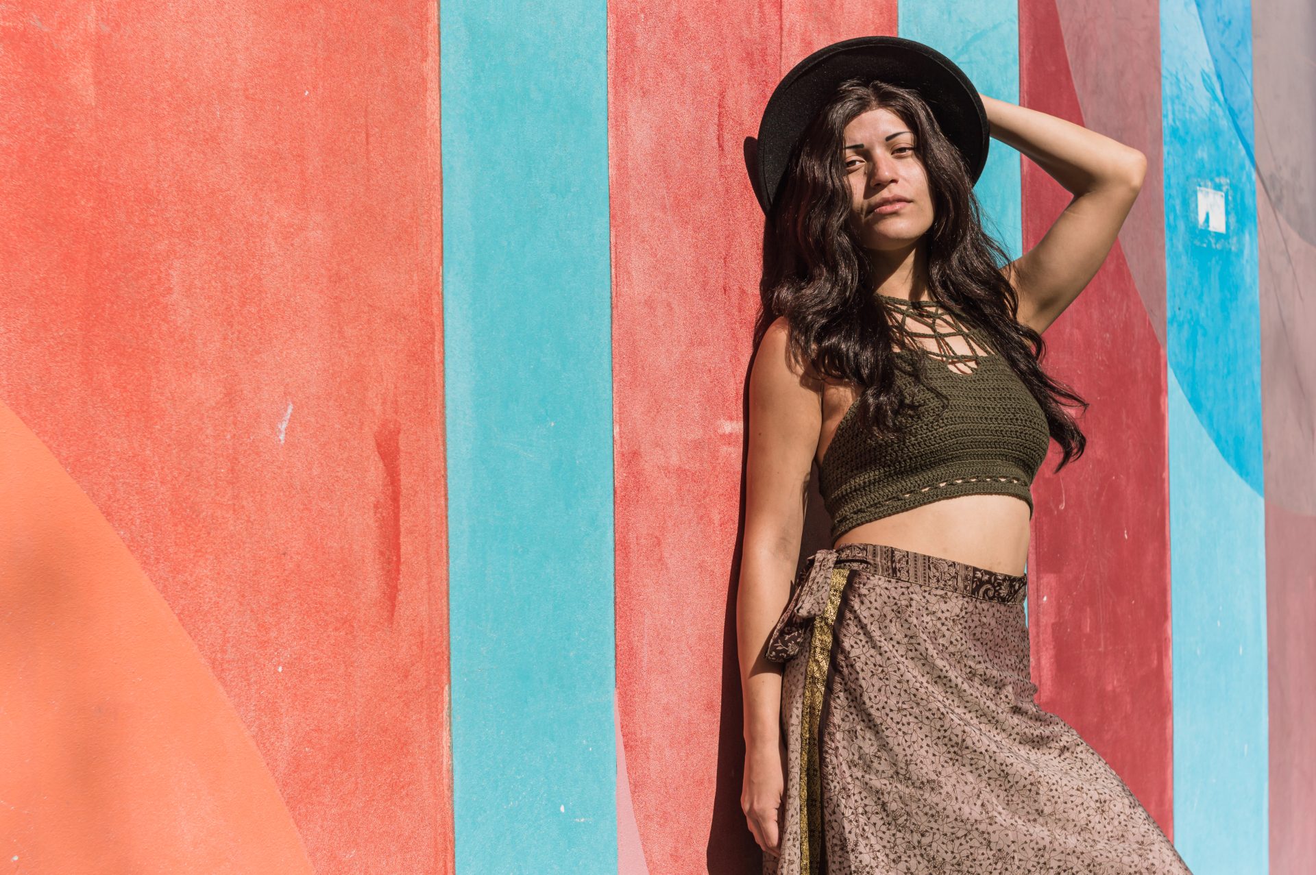 Transform your wardrobe by blending festival vibes with urban chic! Think flowy maxi dresses paired with edgy leather jackets, or bohemian accessories with sleek city outfits. #Mixing #Festival #Vibes #City #Life #FashionTips #OutfitIdeas