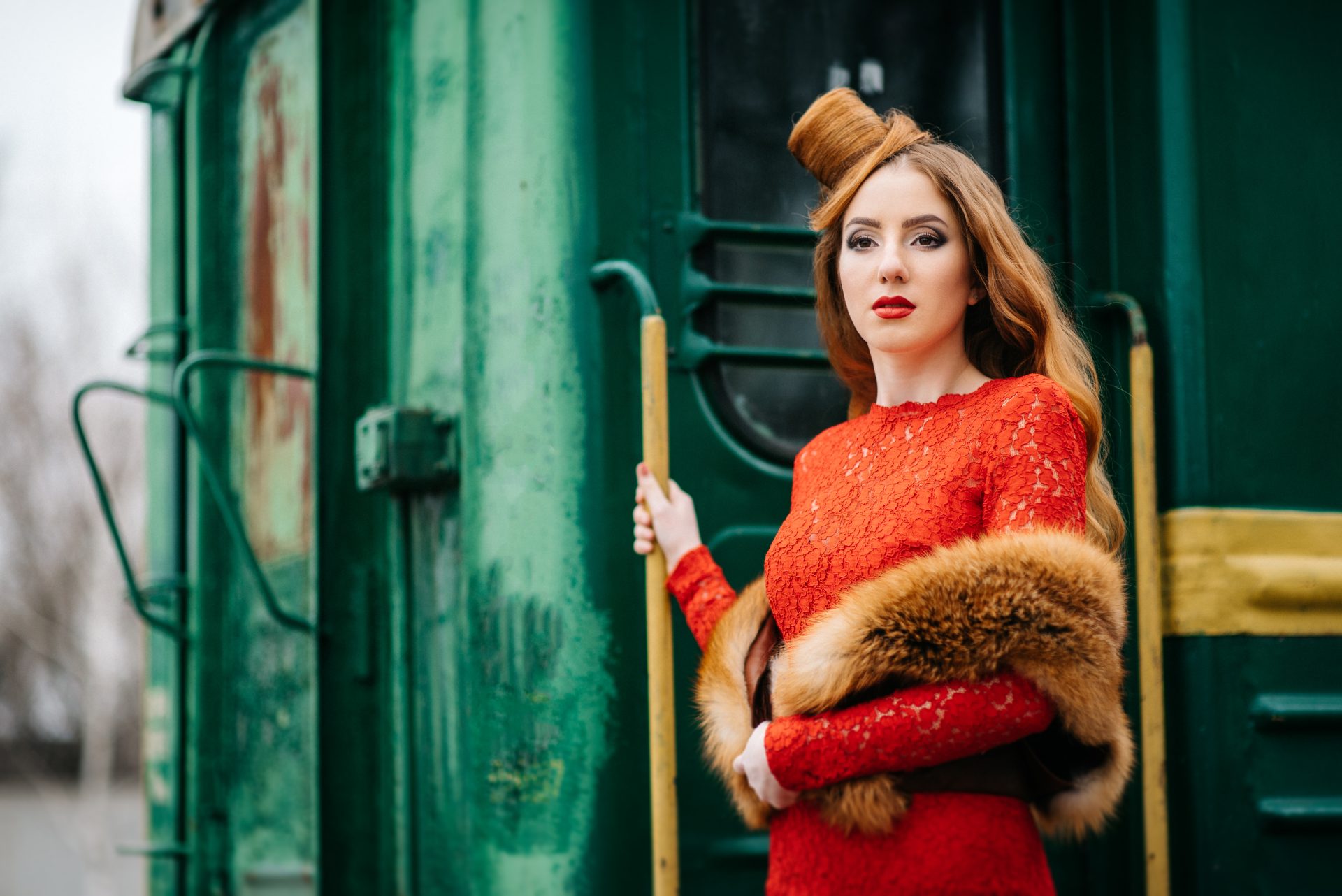 Unleash your inner fashionista with these modern vintage outfit ideas! Mix retro pieces with contemporary styles. Embrace bold prints, high-waisted jeans, and statement accessories. #Retro #Revival #Vintage #Modern #FashionTips