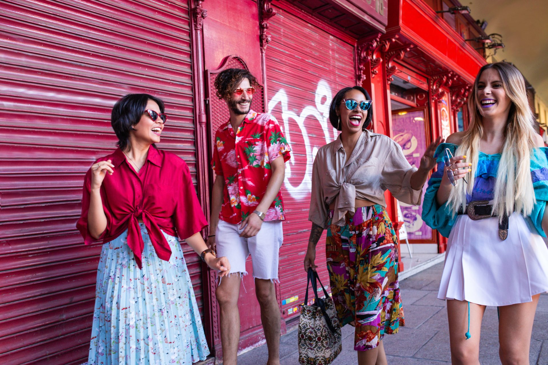 Elevate your style with vintage pieces! Mix classic silhouettes with modern staples for a trendy look. Think tailored blazers, high-waisted jeans, and retro accessories. Experiment with colors and patterns! #Retro #Revival #Vintage #Modern #FashionTips