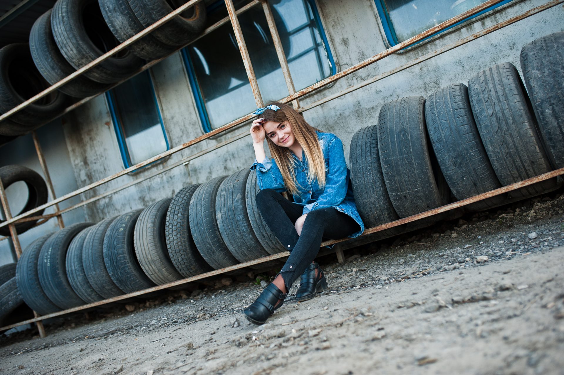 We're loving this edgy denim-on-denim look! A blue jean jacket paired with black skinny jeans and ankle boots creates effortless urban style. Discover our top tips for nailing the casual-cool vibe and transforming everyday basics into street-savvy ensembles. Click for the full guide! #Urban #Street #Mastering #Ensembles #Casualcool #Style #Savvy #Casual #PinterestInspiration