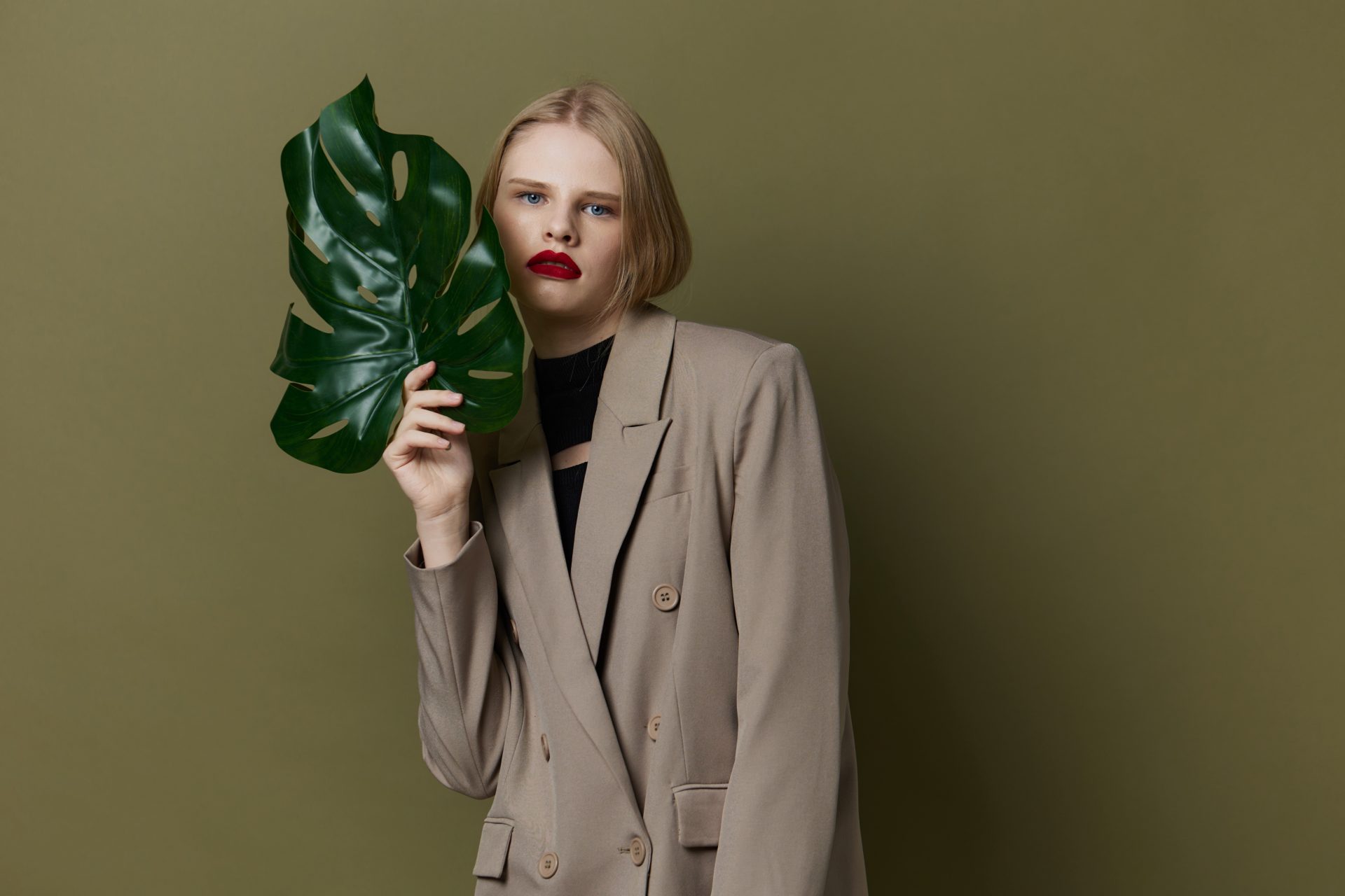 We're loving this eco-chic look! A beige oversized blazer paired with a black top creates a sleek, sustainable style. The monstera leaf adds a pop of green, symbolising eco-consciousness. Fancy learning our top tips for building an ethical wardrobe? Pop over to the blog for our full guide!