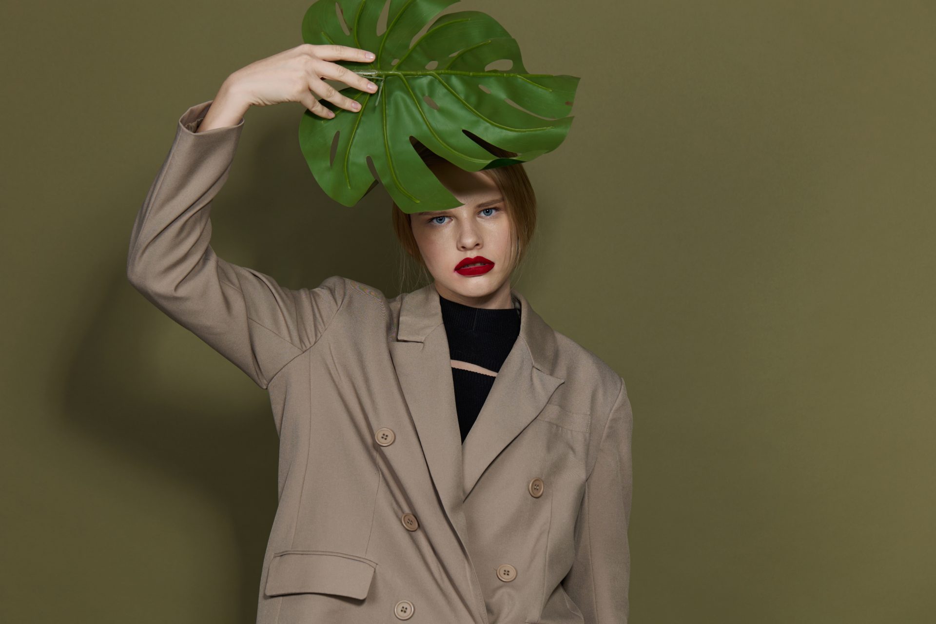 We're loving this bold eco-fashion statement! Oversized beige blazer paired with a black top, accented by a striking monstera leaf. Our favourite way to style sustainable pieces with a dash of drama. Discover more green fashion tips and tricks on the blog!