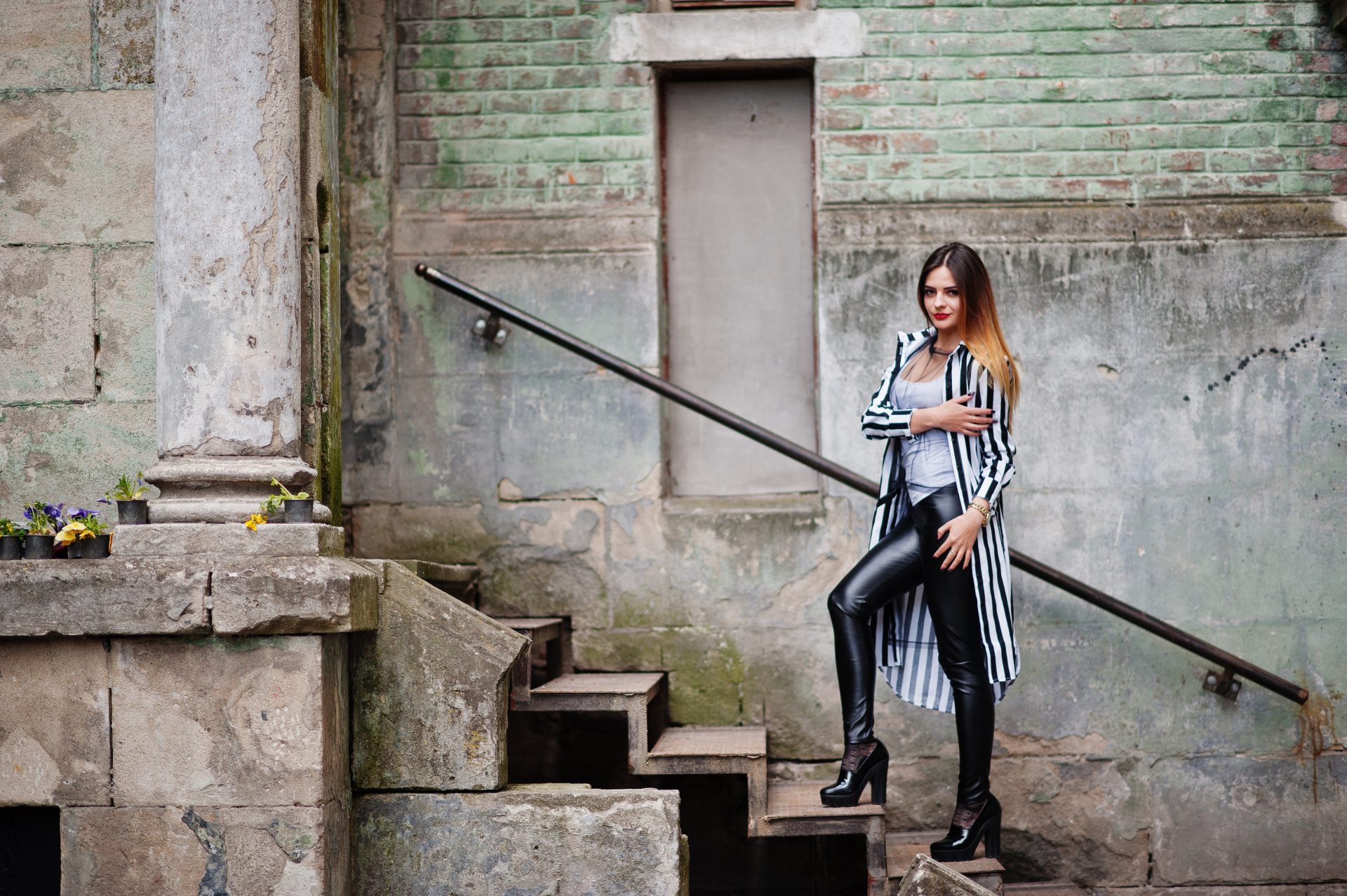 We're loving this bold London street style look! A striking striped longline coat paired with sleek leather trousers creates the perfect edgy-chic vibe. Our favourite way to style? Contrast with a simple white top and classic black heels. Discover how to nail this look and more urban fashion secrets on our blog! #Style #Street #How #Londons #Urban #Striped #Coat #Look #PinterestIdeas #PinterestTips