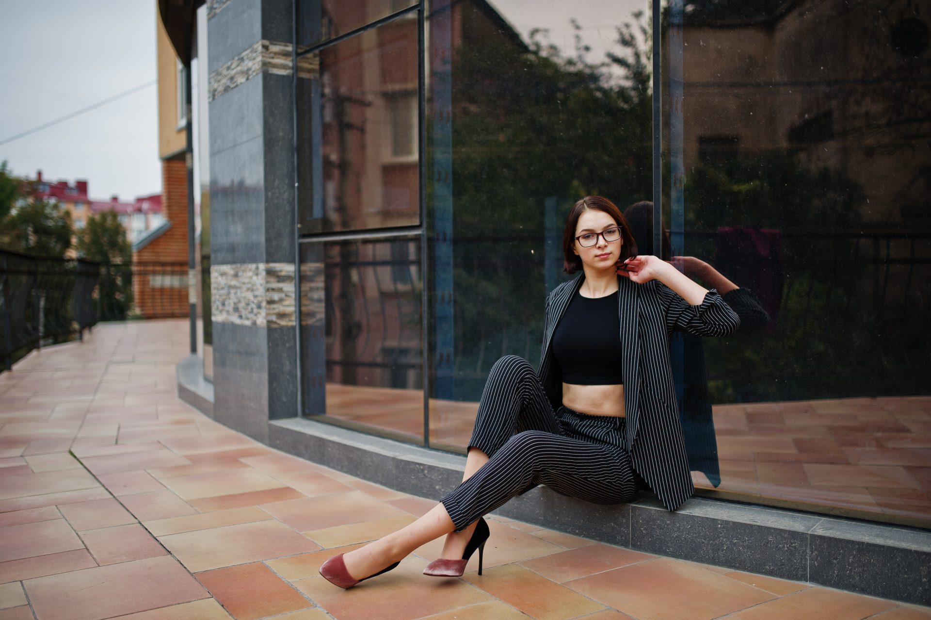 We're loving this sleek pinstripe suit paired with a crop top for the ultimate urban edge! Our favourite way to style? Velvet heels for a pop of texture. Discover our top tips for balancing comfort and contemporary appeal in the city. Click for the full styling guide and shopping list!