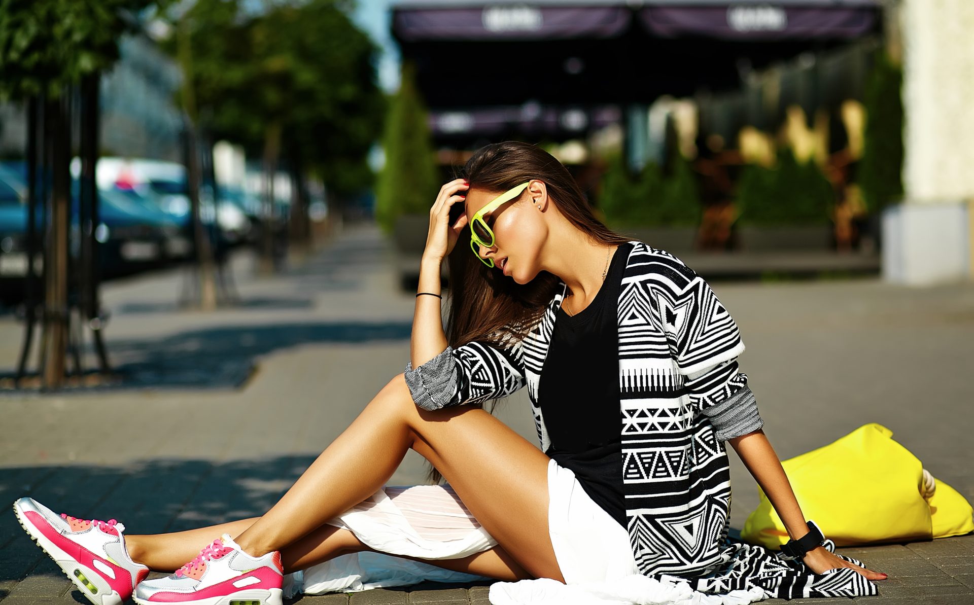 We're loving this bold urban look! A geometric print top paired with white shorts and neon trainers creates the perfect balance of comfort and edge. Our favourite styling trick? Those statement green sunnies add a pop of colour. Discover more insider tips for nailing contemporary urban style on the blog!