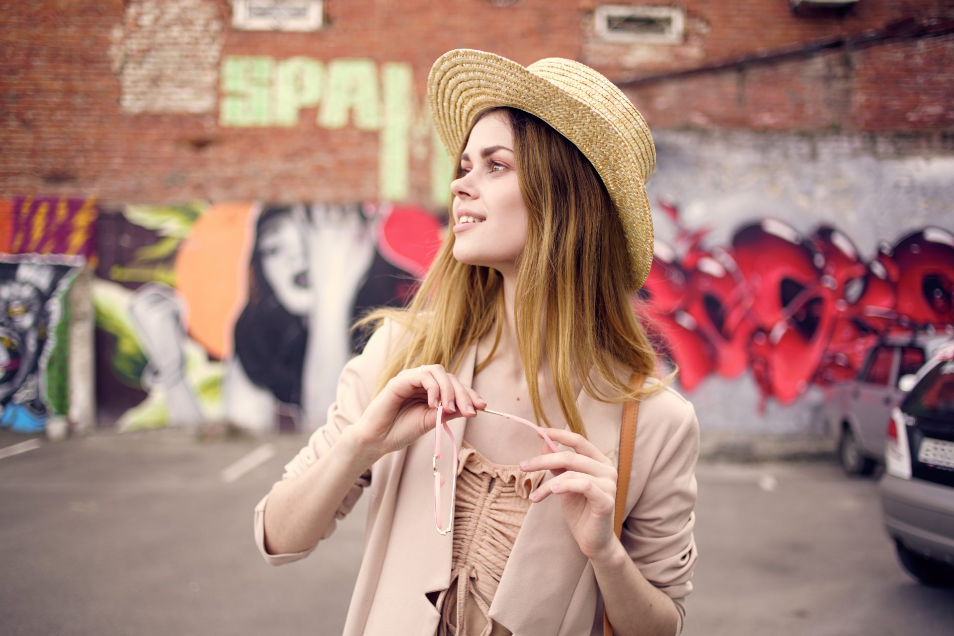We're loving this urban-inspired look! A straw hat adds instant summer flair to a blush blazer and ruched top. Our favourite way to style city casual? Layer neutrals for a polished yet relaxed vibe. Discover our complete guide to mastering effortless street style on the blog!