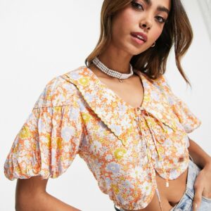 Urban Revivo retro floral print collar detail blouse in red-Orange