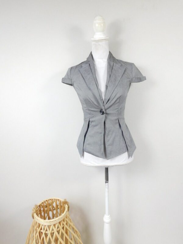 Vintage 90S Xoxo Dark Gray Pleated One Black Button Cap Short Sleeve Minimal Asymmetrical Peplum Skirt Blazer Jacket Coat Sz Small