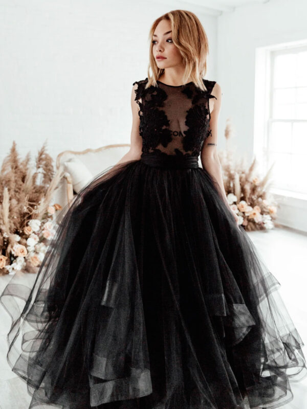 Black Bridal Dress A-Line Illusion Neckline Sleeveless Backless Applique Floor-Length Lace Tulle Bridal Gowns