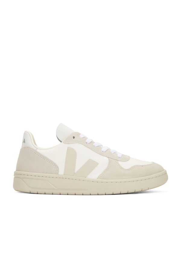 Veja V-10 Sneakers in White Natural & Pierre - Nude. Size 45 (also in 40, 41, 42, 43, 44).