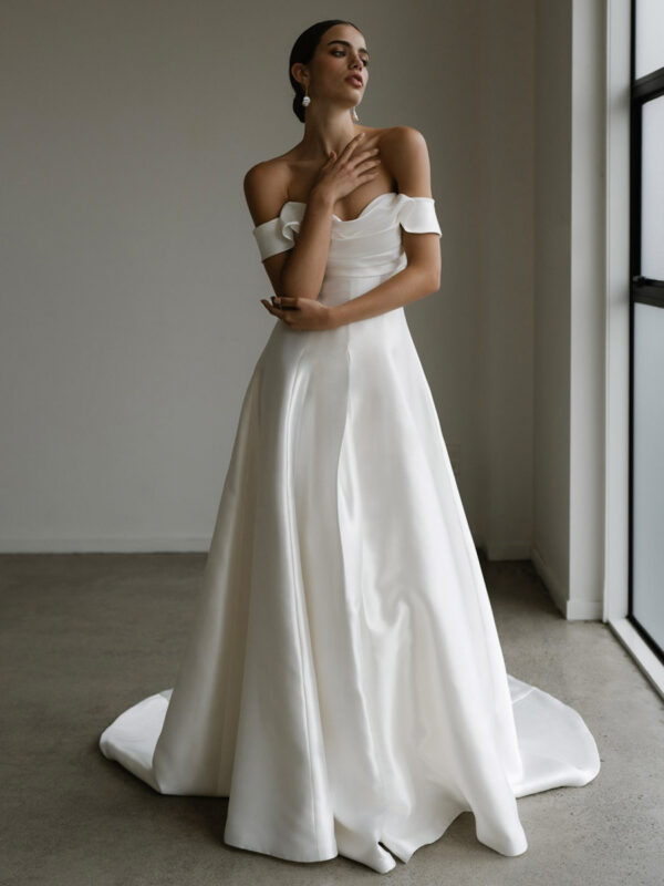 Vintage Wedding Dress Strapless Sleeveless Natural Waist Satin Fabric With Train Bridal Dress