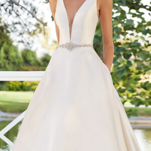 Wedding Dresses A Line Floor Length Sleeveless Beaded V Neck Backless Satin Fabric Bridal Gowns Train Dress