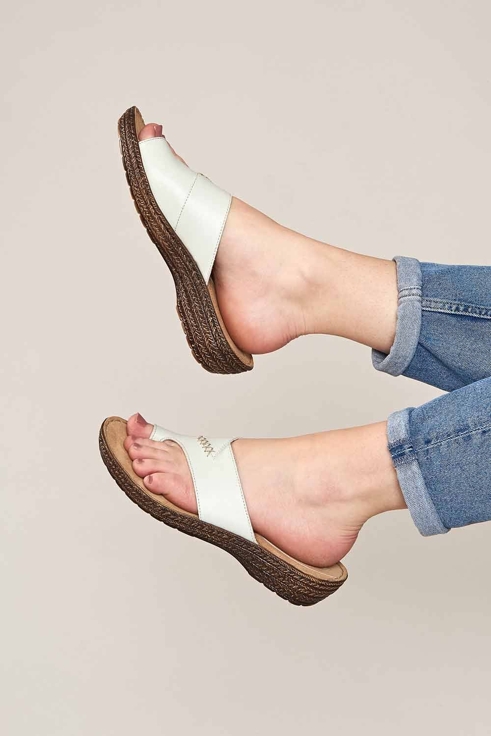 Moshulu 'seville Classic ' Toe-Loop Comfort Sandals In White