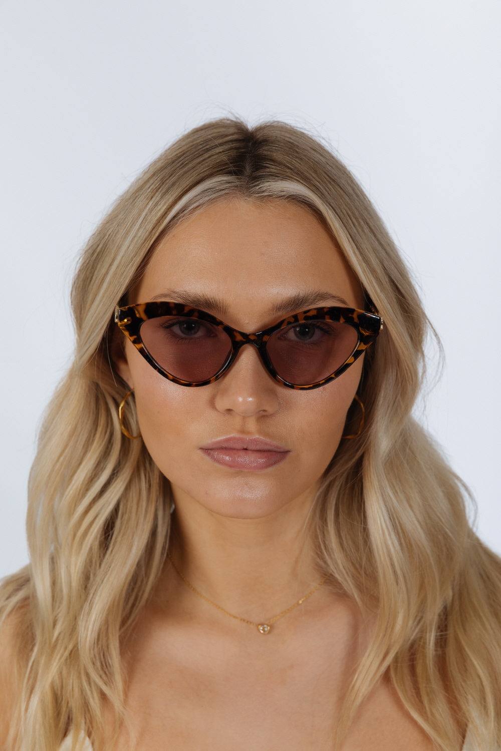 Svnx Cat-Eye Sunglasses With Thin Chain Arm Tortoise In Brown