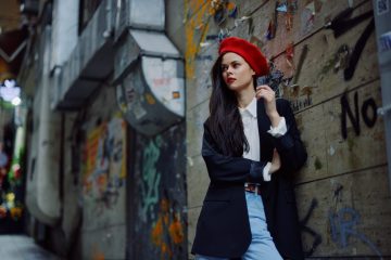 Discover how to master London chic with layered textures, bold colors, and tailored pieces. Pair a statement coat with ankle boots for a trendy look! #City #Life #Real #Style #Day #FashionTips #OutfitIdeas #Trends