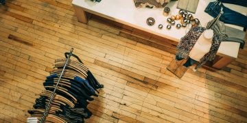 We're loving this peek into an eco-friendly boutique! Spot the mix of textures: cozy knits, sleek denim, and that fab leopard print top. But there's more to sustainable style than meets the eye. Discover our top styling tricks and where to shop consciously on the blog. Ready to revolutionise your wardrobe?