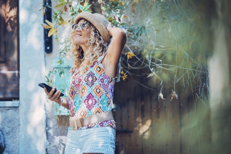 Elevate your wardrobe with effortless boho chic! Mix flowy maxi dresses with structured jackets for a modern twist. Don't forget statement accessories! #Effortless #Boho #Chic #Modern #Bohemian #FashionTips #OutfitIdeas
