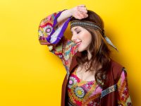 We're loving this groovy 70s-inspired boho look! Vibrant floral prints, a chic headband, and layered textures create the perfect vintage vibe. Our favourite way to style? Mix bold colours for a standout ensemble. Fancy more fab retro fashion tricks? Pop over to the blog for our complete guide to mastering timeless bohemian style!