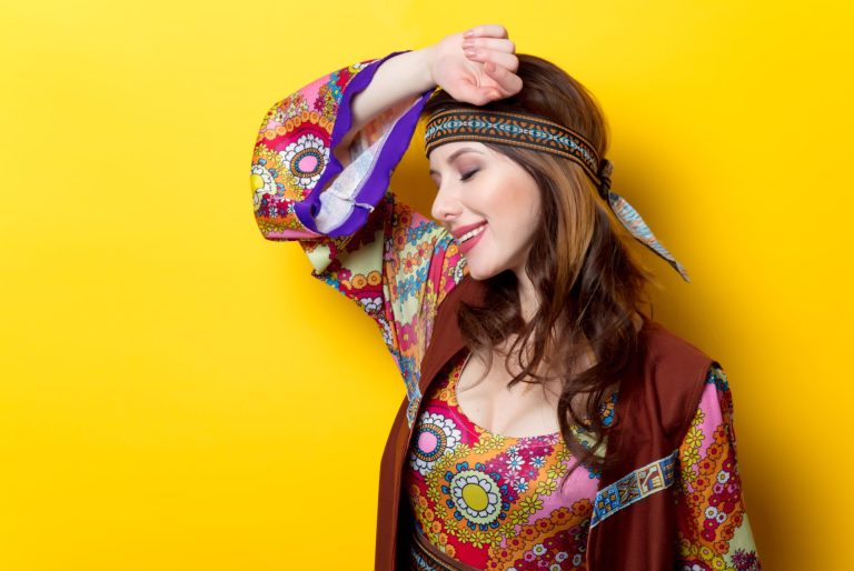 We're loving this groovy 70s-inspired boho look! Vibrant floral prints, a chic headband, and layered textures create the perfect vintage vibe. Our favourite way to style? Mix bold colours for a standout ensemble. Fancy more fab retro fashion tricks? Pop over to the blog for our complete guide to mastering timeless bohemian style!