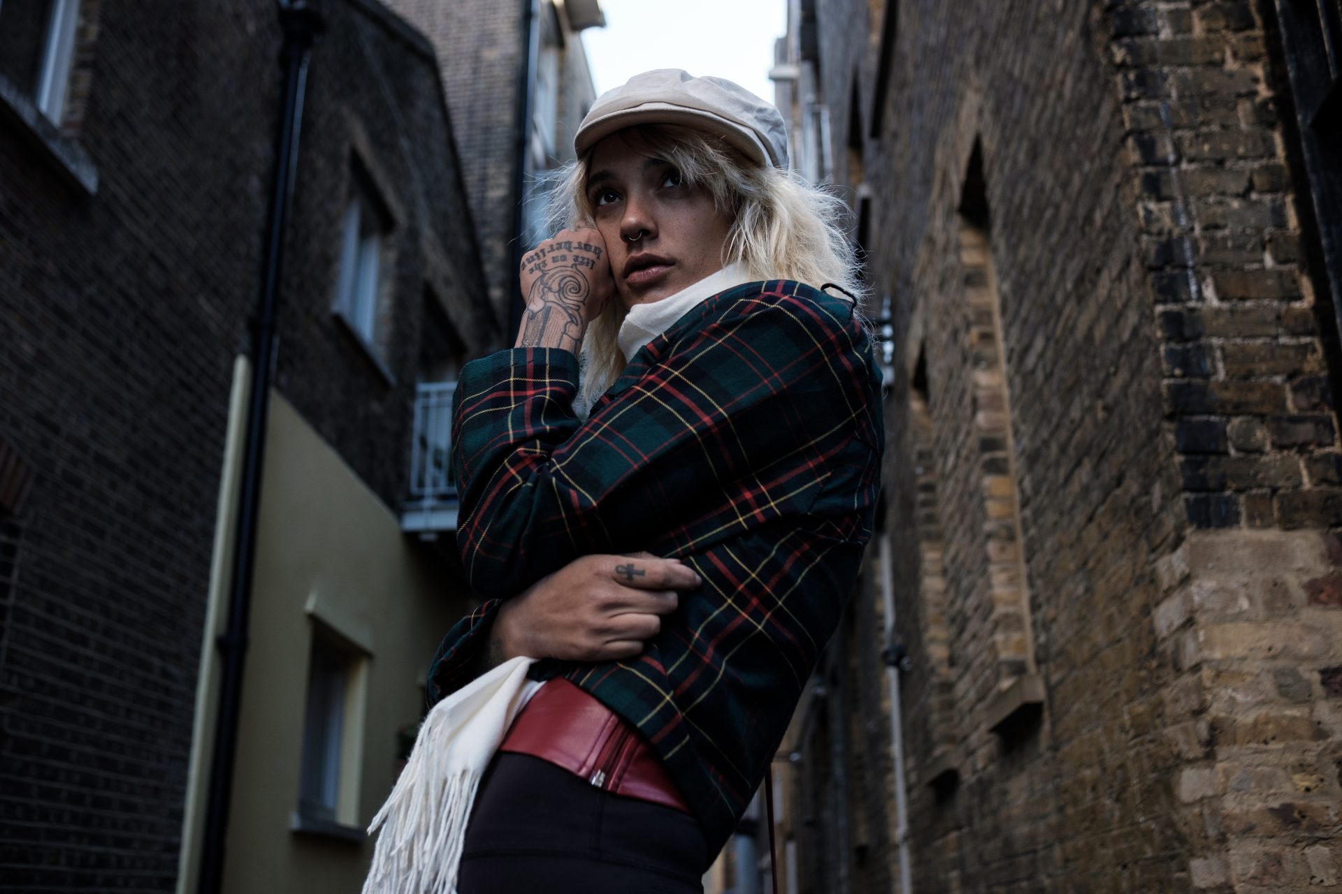 We're loving this bold London street style! Plaid jacket, newsboy cap, and edgy accessories create the perfect urban look. But there's more to it than meets the eye. Discover our insider tips for nailing this unruly vibe and transforming your wardrobe. Click for the full guide and shopping list! #Unruly #Urban #Style #Street #London #Edgy #Streets #How