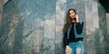 We're loving this chic denim-on-denim look! Our favourite way to style distressed jeans? Pair with a cropped denim jacket and black top for instant urban edge. Want to know how to nail this look every time? Pop over to the blog for our complete styling guide and insider tips. Don't we all need a bit of effortless cool in our wardrobes?