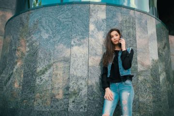 We're loving this chic denim-on-denim look! Our favourite way to style distressed jeans? Pair with a cropped denim jacket and black top for instant urban edge. Want to know how to nail this look every time? Pop over to the blog for our complete styling guide and insider tips. Don't we all need a bit of effortless cool in our wardrobes?