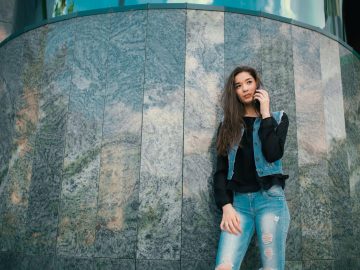 We're loving this chic denim-on-denim look! Our favourite way to style distressed jeans? Pair with a cropped denim jacket and black top for instant urban edge. Want to know how to nail this look every time? Pop over to the blog for our complete styling guide and insider tips. Don't we all need a bit of effortless cool in our wardrobes?