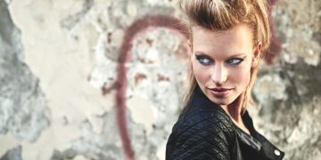We're loving this edgy urban chic look! A quilted leather jacket paired with a fierce hairstyle and bold makeup creates instant street cred. But there's more to nailing this style than meets the eye. Discover our top styling tricks and product recommendations to achieve effortless city cool on our blog. Don't miss out!