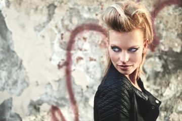 We're loving this edgy urban chic look! A quilted leather jacket paired with a fierce hairstyle and bold makeup creates instant street cred. But there's more to nailing this style than meets the eye. Discover our top styling tricks and product recommendations to achieve effortless city cool on our blog. Don't miss out!