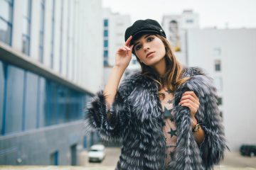 We're swooning over this fierce vintage-inspired look! A luxe faux fur coat paired with a chic baker boy cap creates the perfect blend of old-world glamour and contemporary cool. Discover our top styling tricks for nailing this timeless aesthetic on the blog. Don't miss our complete guide to channelling your inner vintage vixen!