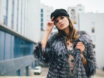 We're swooning over this fierce vintage-inspired look! A luxe faux fur coat paired with a chic baker boy cap creates the perfect blend of old-world glamour and contemporary cool. Discover our top styling tricks for nailing this timeless aesthetic on the blog. Don't miss our complete guide to channelling your inner vintage vixen!