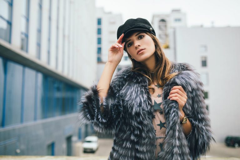 We're swooning over this fierce vintage-inspired look! A luxe faux fur coat paired with a chic baker boy cap creates the perfect blend of old-world glamour and contemporary cool. Discover our top styling tricks for nailing this timeless aesthetic on the blog. Don't miss our complete guide to channelling your inner vintage vixen!